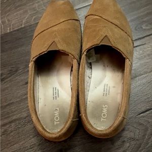 Suede Toms slip ons